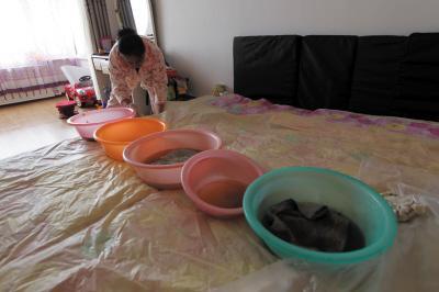 普安楼上漏水，住户失联，小区没物管，业主维权难！律师来支招……